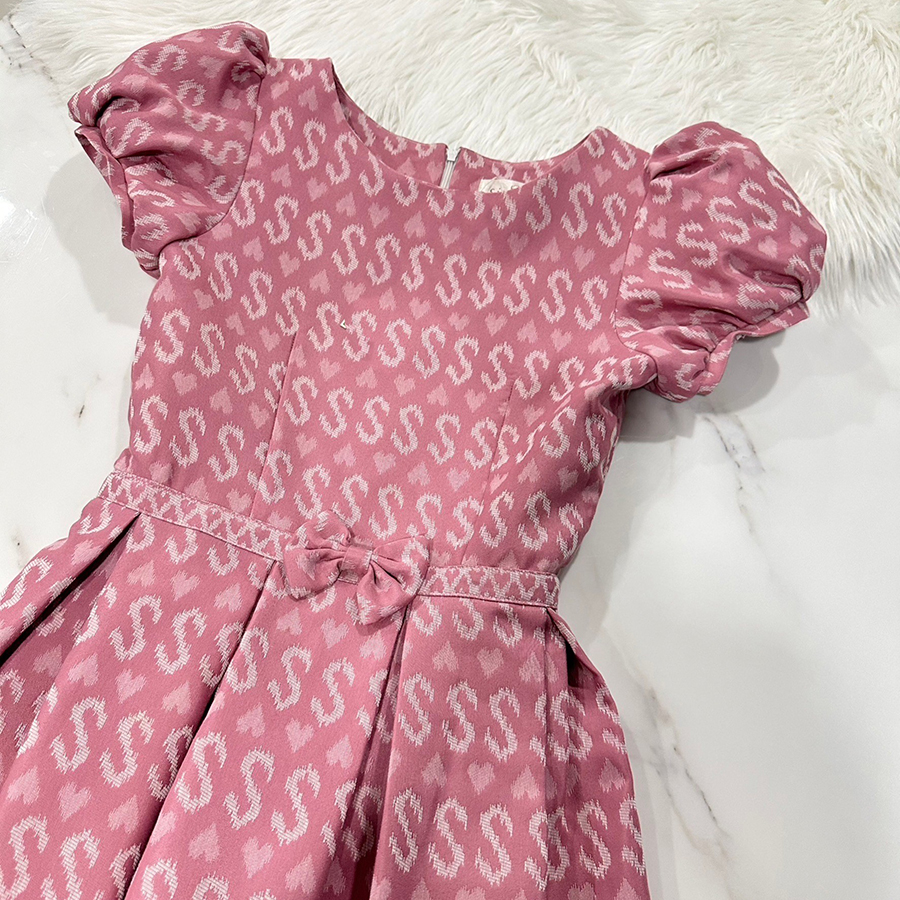 kudapy เดรสผ้าทอลายสีชมพูลายขอ งานอัดกาวทั้งชุด แขนตุ๊กตา ติดโบว์ช่วงเอว กระโปรงจับจีบทวิท มีซิปซ่อนหลัง