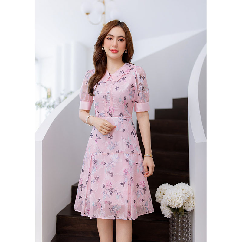 kudapy เดรสสั้นสีขาว/สีชมพู คอปกเคริฟเย็บเปหยักสวย ผ้าทอมีเทคเจอร์ พิมพ์ลายดอก สวยลงตัว มีดีเทลแต่งลูกไม้และกระดุมช่วงอก