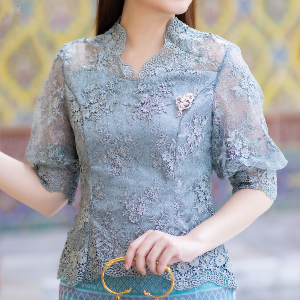 kudapy เซต 2 ชิ้น เสื้อสีเขียวหม่นเทา ใช้ผ้าลูกไม้เนื้อดีทอลายแน่นทั้งตัว มีซิปหลังสวมใส่ง่าย