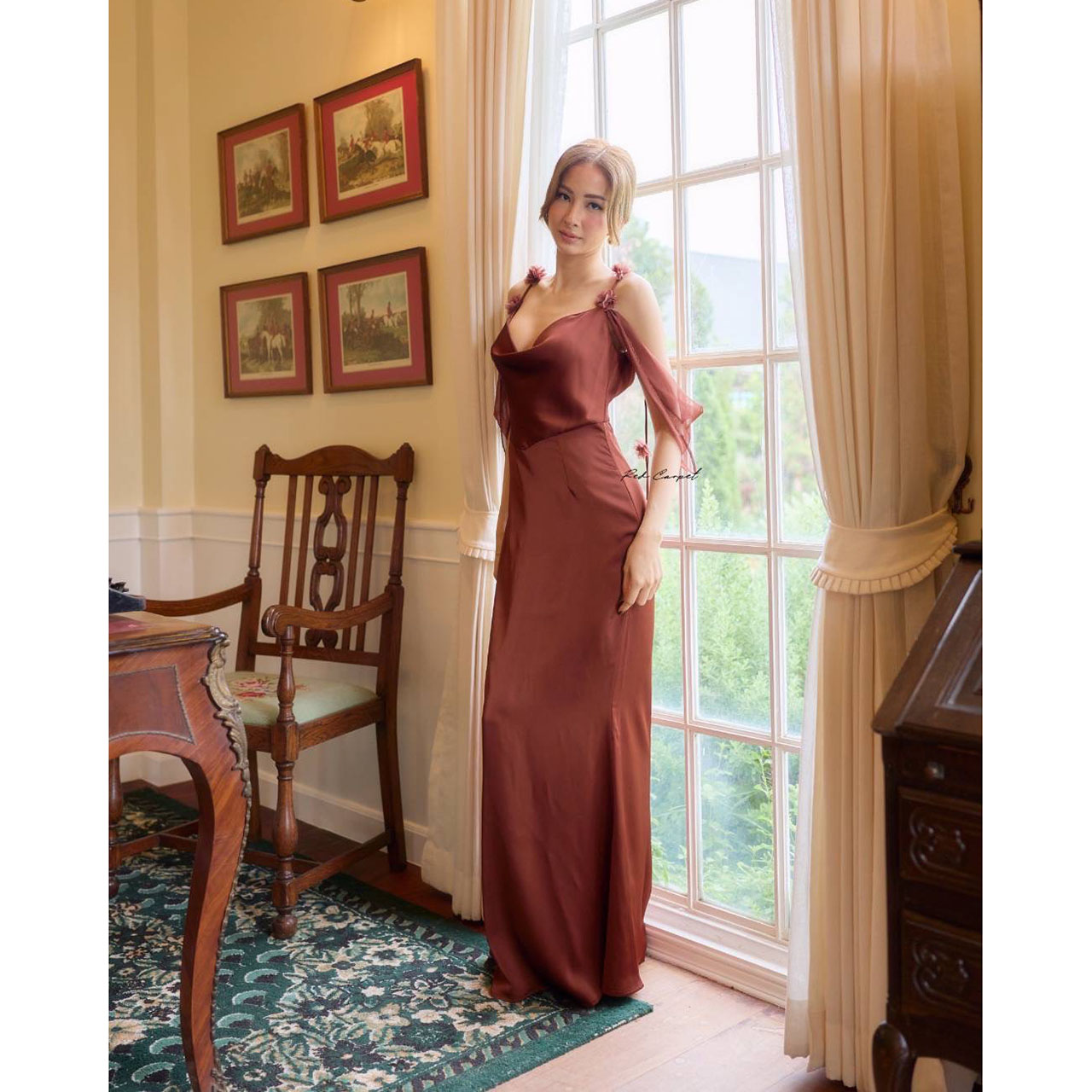 kudapy เดรสซาตินคอถ่วงเสริมหุ่นให้ดูเพรียวสวย เสน่ห์แห่งความอ่อนหวานที่ถูกถ่ายทอดผ่านซิลูเอตต์พลิ้วไหว ดีเทลโชว์ไหล่และสายผ้าบางเบาให้ลุคที่หรูหรา