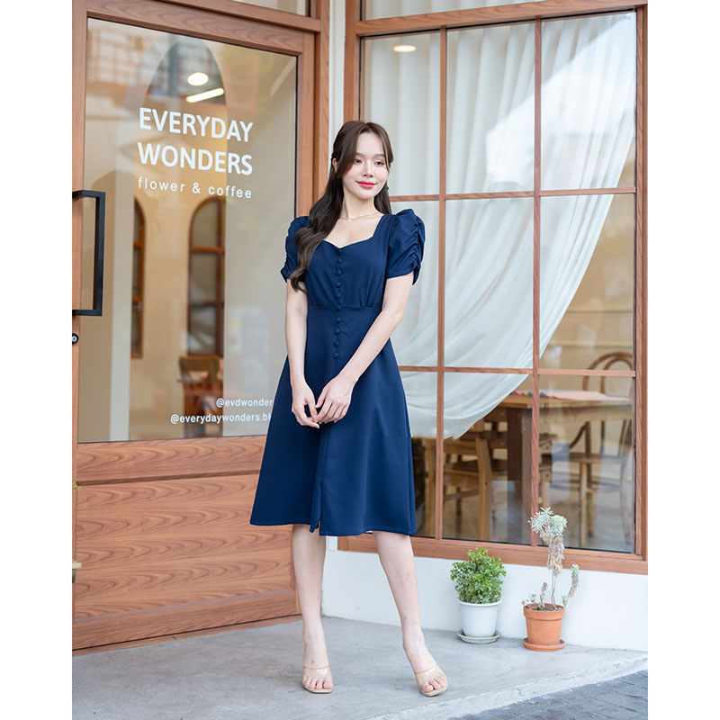 kudapy เดรสสั้นสีชมพู/สีกรม/สีครีม/สีเขียวมัทฉะ ช่วงเสื้อช่วงอกทำเป็น Curve ใส่แล้วดูเพรียว แขนจับรูดสม็อคด้านข้าง แต่งช่วงลำตัวด้วยกระดุมปั๊มเรียงสวย เหมือนเป็นชุดผ่าหน้า