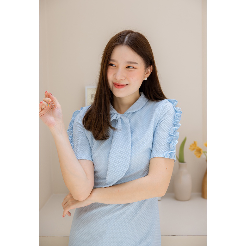 kudapy เดรสสั้นคอกลมสีฟ้า สีเหลือง ผ้าป๊อบคอร์น คอบัว เล่นดีเทลเย็บสอดทรงเนคไท ช่วงแขนแต่งระบายจับจีบ กระโปรงทรงเอ ซิปหลัง