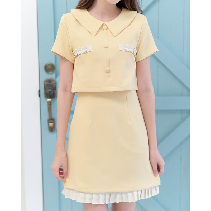 kudapy เดรสสั้นสีโอรส/สีเหลือง แขนสั้น คอปกดีไซน์เก๋เหมือนใส่แยกชิ้น ดต่อกลางลำตัวติดกระดุมปั๊ม แต่งระบายพลีทที่อกและชายซับใน
