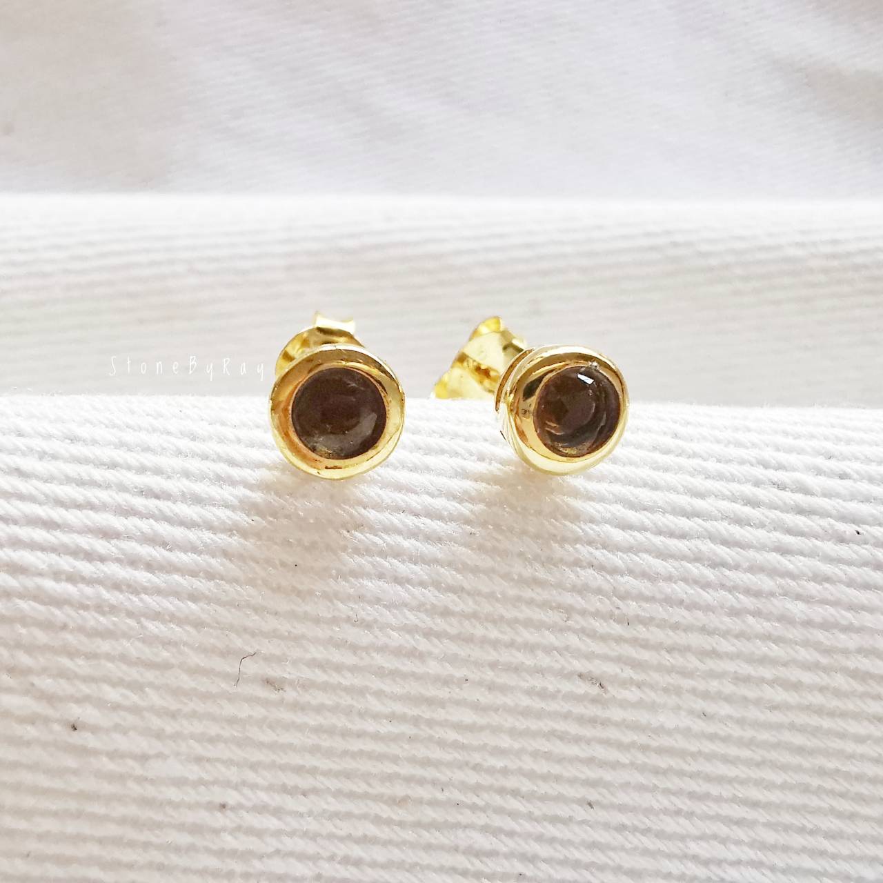 ต่างหูเงินทรงกลมดีไซน์กับสะเก็ดดาว Tektite