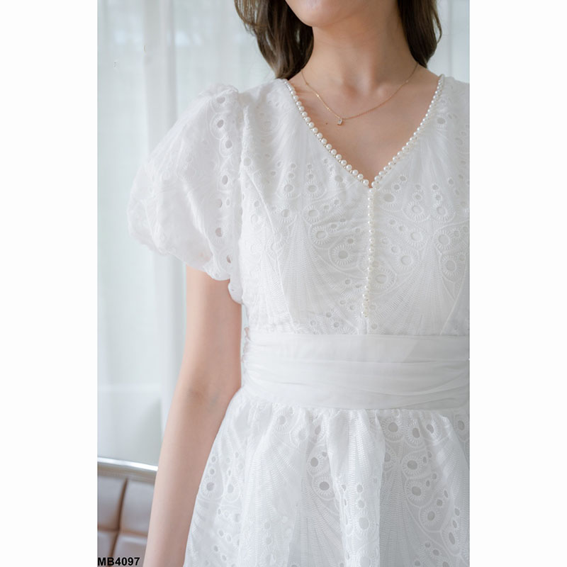 kudapy เดรสสั้นสีชมพู/สีขาว ผ้าลายดอกงานฉลุ แต่งโบว์น่ารักๆ งานซิปหลัง ใส่ง่าย ใส่สบาย ใส่ออกงานได้ลุคลูกคุณสุดๆ