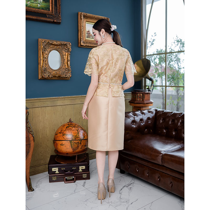 kudapy เดรสสั้นสีชมพู/สีทอง ผ้าไหมลูกไม้ งานตัวกระโปรงเป็นผ้าไหมตัวเสื้อเป็นลูกไม้ปัก