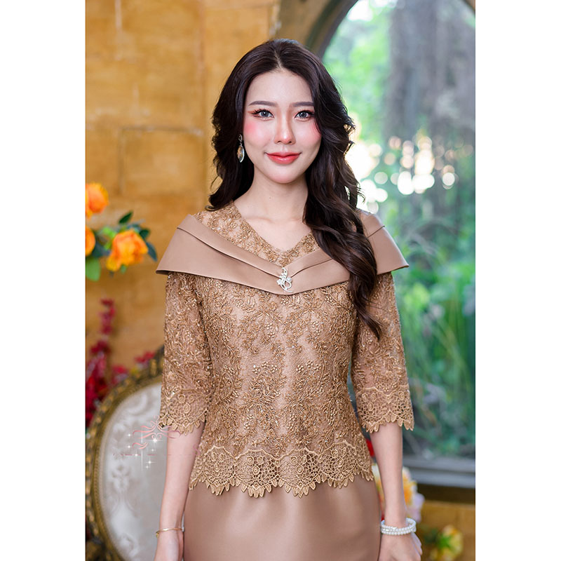 kudapy เดรสสั้นสีน้ำตาล/สีชมพู ผ้าไหมญี่ปุ่นบวกกับลูกไม้เงาทอผสมดิ้นปักตกแต่งเลื่อม