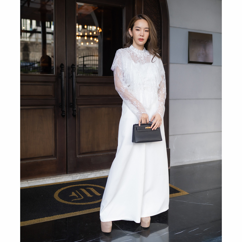 kudapy เซตเสื้อลูกไม้ผ้าสีครีม/สีชมพู/สีขาว ผ้าเนื้อนิ่มมากๆ แขนยาว ซิปหลัง แต่งระบายรอบอก แมทช์คู่กับกางเกงขายาว ซิปหลัง ขาบาน