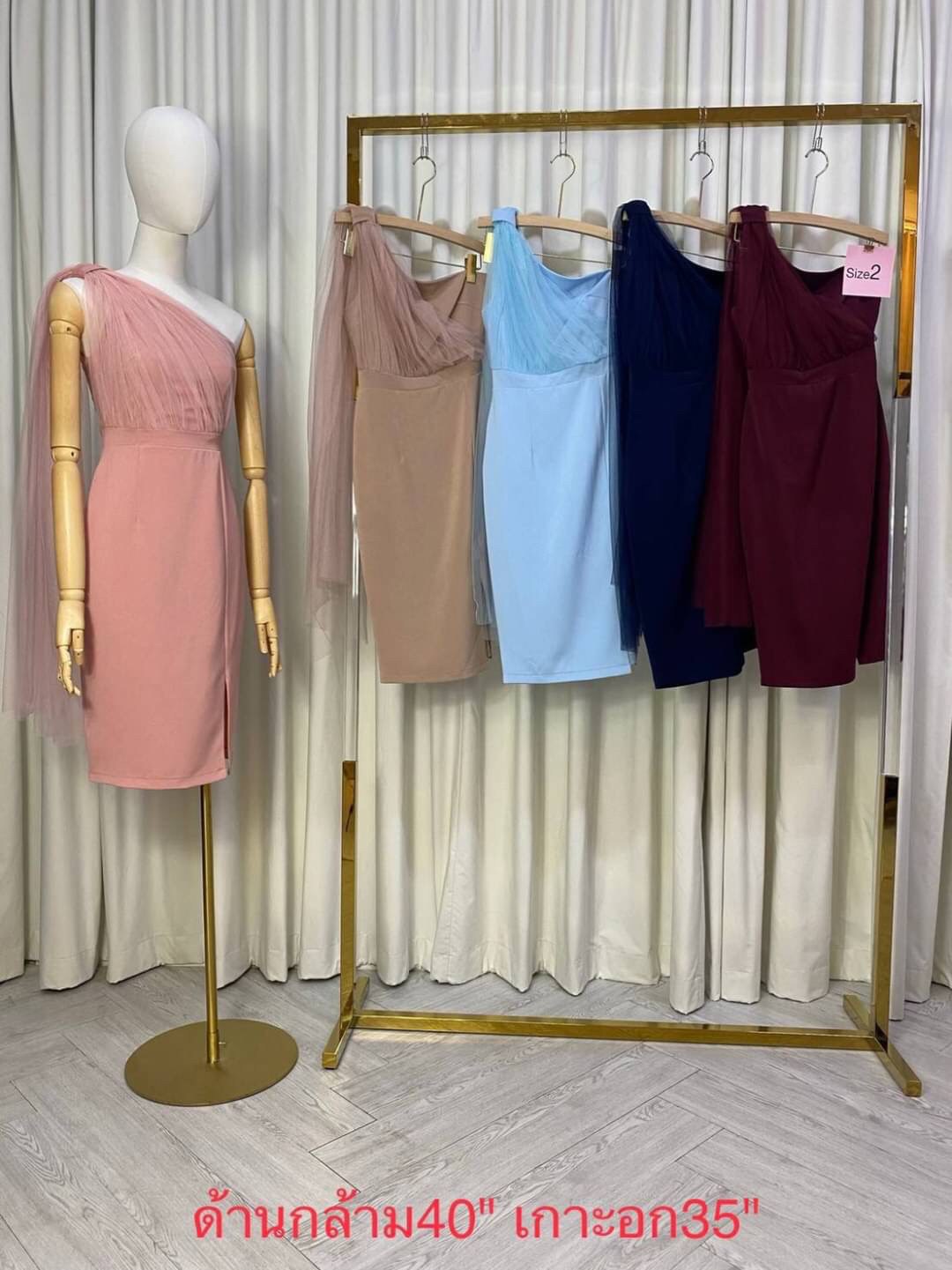 kudapy เดรสสั้นไหล่เฉียงแต่งผ้ามุ้ง สีชมพู ,โอวัลติน, กรมท่า, แดงเลือดหมู ,ขาว ,ฟ้า ,เขียวมิ้นท์ เดรสทรงเข้ารูป กปสั้น ผ้าฮานาโกะเนื้อผ้ายืดทิ้งตัว