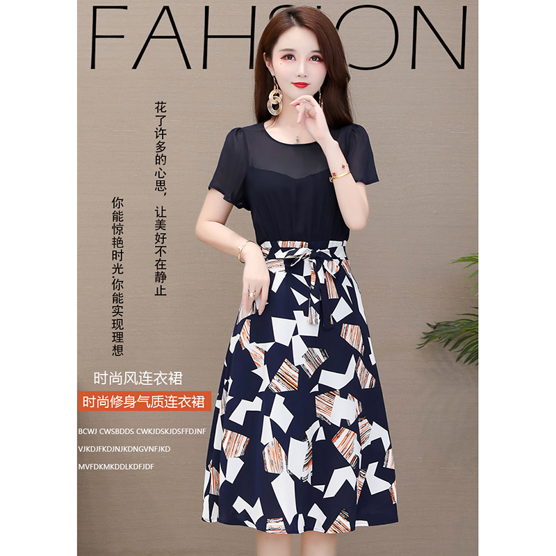 kudapy เดรสสีกรมท่า ชุดเดรสใส่ทำงาน ตัวเสื้อผ้าชีฟองสีกรมท่า เย็บต่อกับกระโปรงผ้าชีฟองพิมพ์ลายตามแบบ