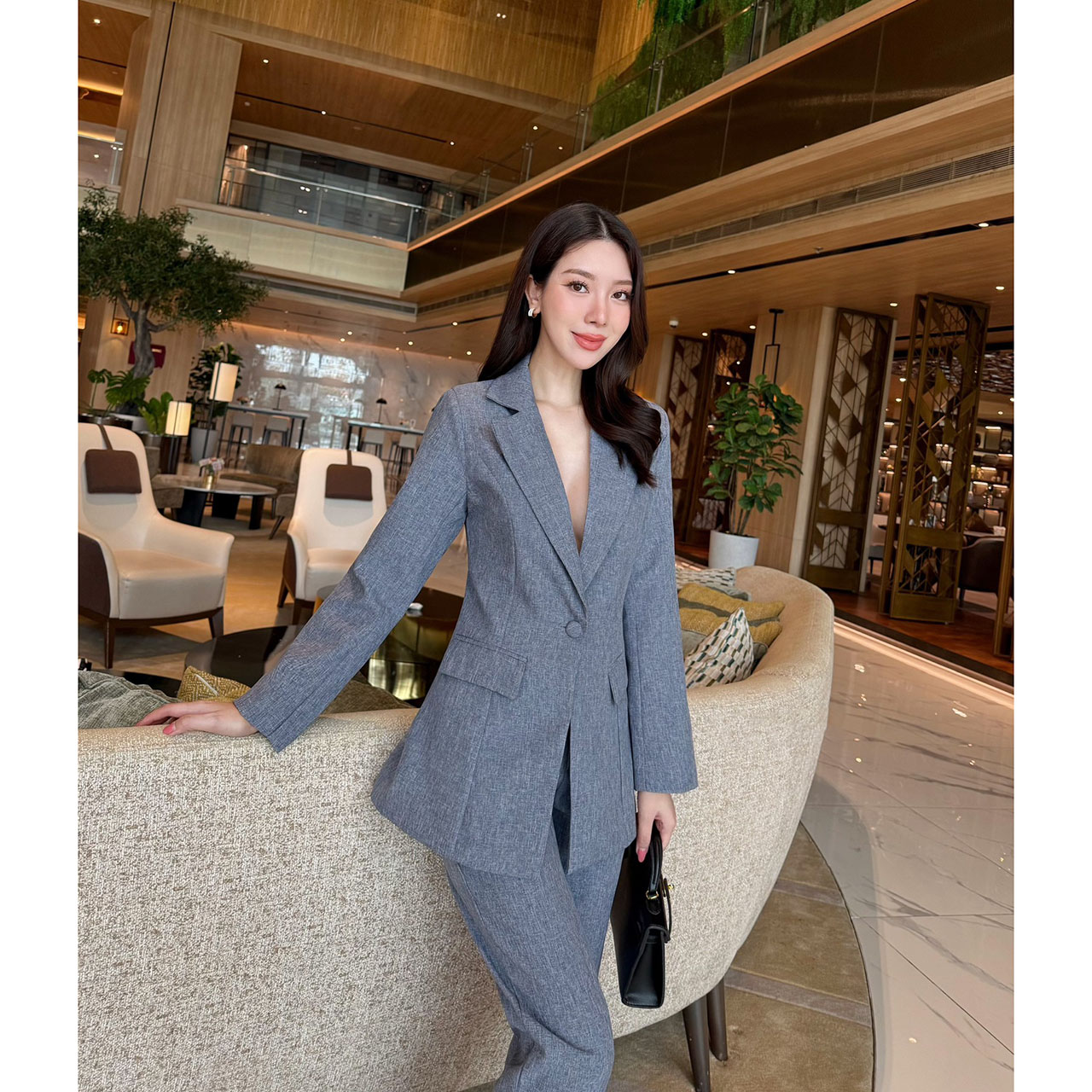 kudapy ชุดสูท สวยคลาสสิคแมทซ์ง่าย คล่องตัว เสื้อสูทมีซับในอย่างดี แต่งกระดุมปั้มผ้าเดียวกับสีชุด มาคู่กับกางเกงขายาวทรงกระบอกเล็กใส่สบาย