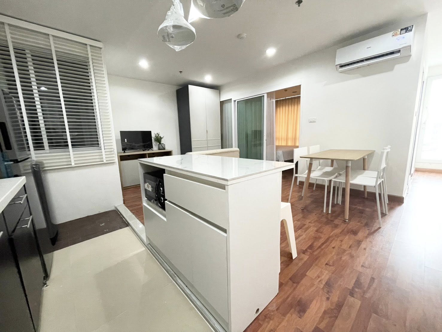 ให้เช่าคอนโด Bangkok Horizon Ramkhamhaeng (แบงค์คอก ฮอไรซอน รามคำแหง) โซนพื้นที่ BTS แยกลำสาลี ห้องแบบ 1ห้องนอน / 1ห้องน้ำ · ขนาดห้อง 40 ตรม. ชั้น 28