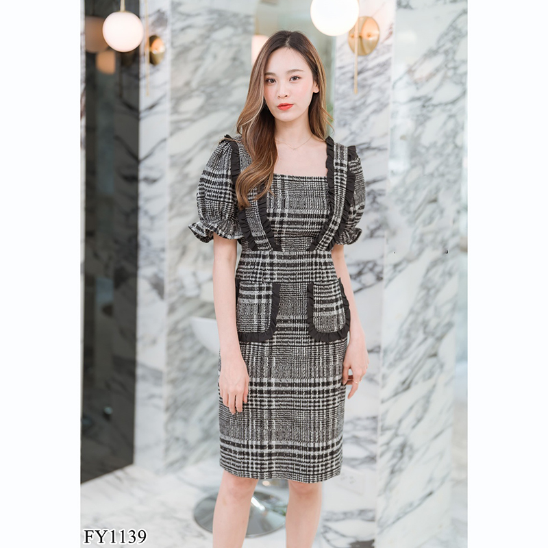kudapy เดรสสั้นสีดำ/สีชมพู ลายสก็อตระบายช่วงไหล่แขนจั๊ม