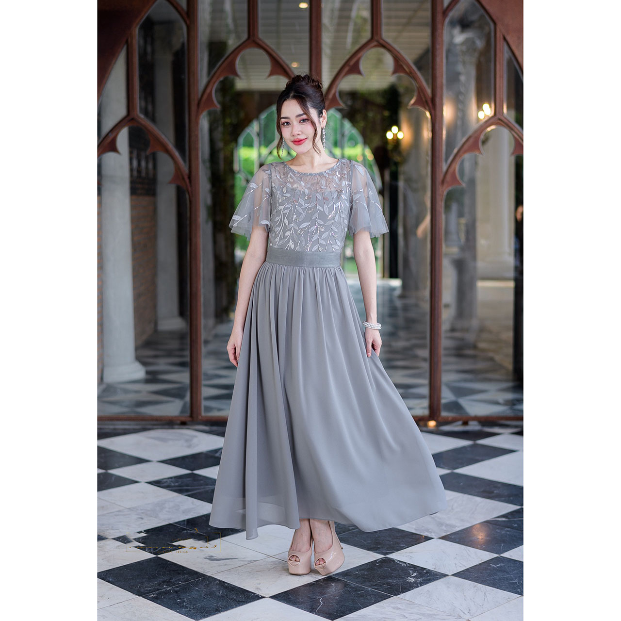 kudapy เดรสยาวสีเทา/สีชมพู/สีเหลือง ผ้าพริ้วสวยความยาวคลุมข้อเท้า ช่วงตัวเป็นงานลูกไม้ปักลายใบไม้แต่งเลื่อมเลื้อยสวยงาม แขนระบายใส่สวยตามรูป