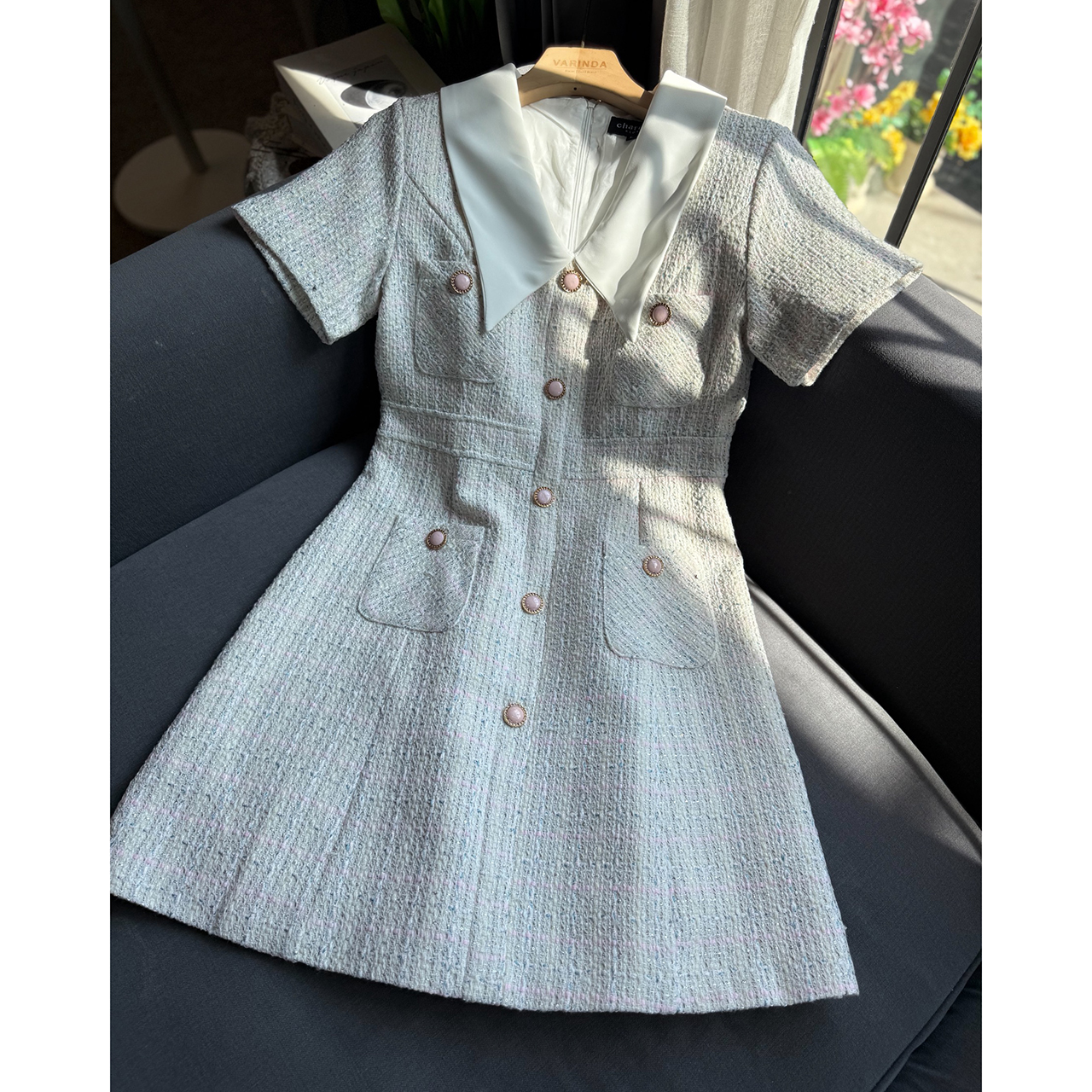 kudapy เดรสผ้าทวีดดีไซน์พรีเมียม คอปกซาตินสีขาวทรงสวย ช่วยปรับช่วงหน้า-คอให้ดูเรียว แต่งคอปกผ้าซาติน