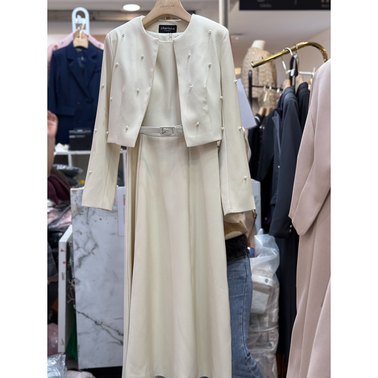 kudapy เซ็ท 3 ชิ้น เดรสออกมาให้เข้ารูปเอวสูง มีฟองน้ำในตัว ซิปด้านหลัง เสื้อครอปสวยหรูด้วยการตกแต่งไข่มุก มีตะขอติดเสื้อให้ ครอปมีรองบ่าบางๆ