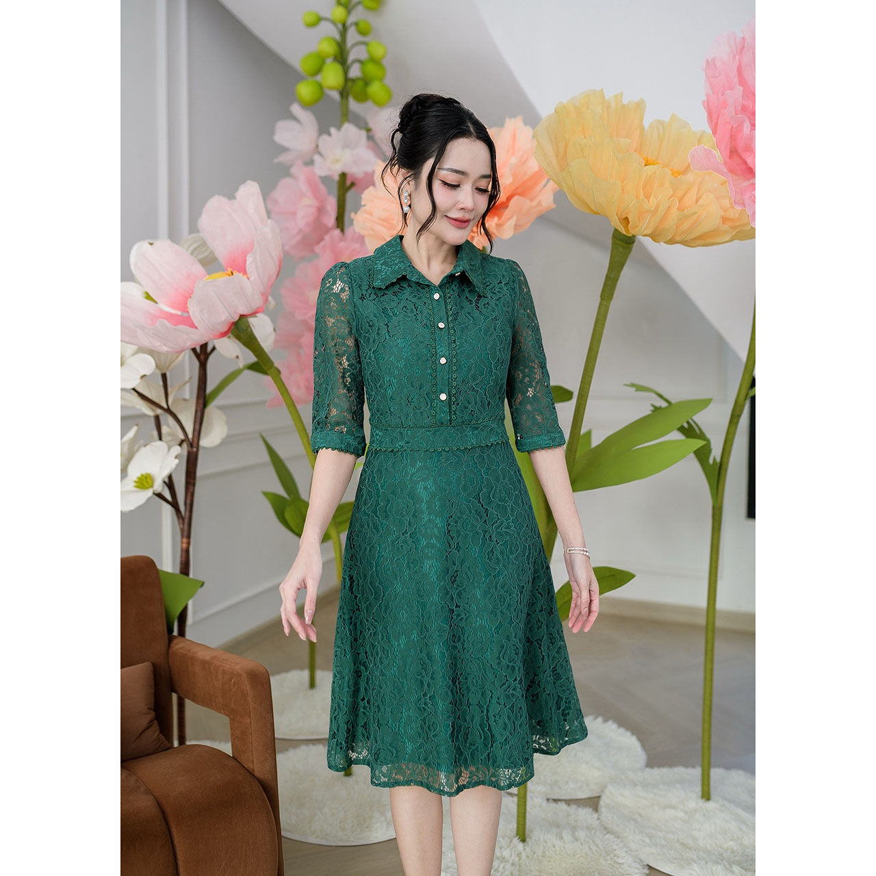 kudapy เดรสสไตล์เชิ้ต ใช้ผ้าลูกไม้ลายดอกไม้ มีซับในทั้งตัว ช่วงปกเสื้อ กระดุมด้าหน้า ขอบเอว ปลายแขนแต่งลูกไม้เพิ่มความหวาน