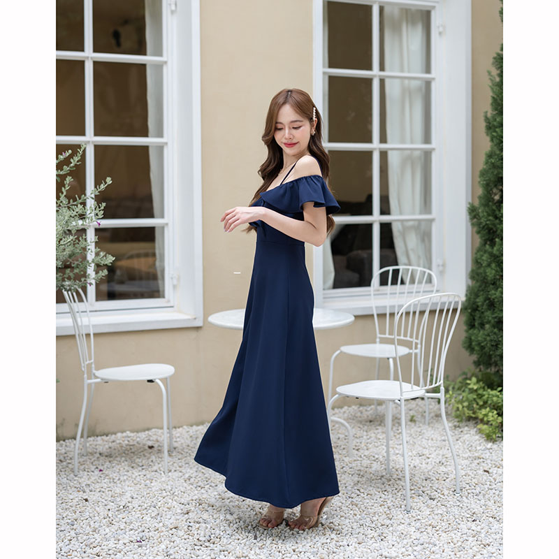 kudapy เดรสยาวสีชมพู/สีกรม/สีครีม/สีเขียวมัทฉะ เป็นแบบเปิดไหล่ มีสายเดี่ยวเส้นเล็กไว้ให้คล้องบ่าคล้องใจ อัพความสวีทด้วยงานแต่งระบาย เป็นทรงกระโปรงทรงเอ