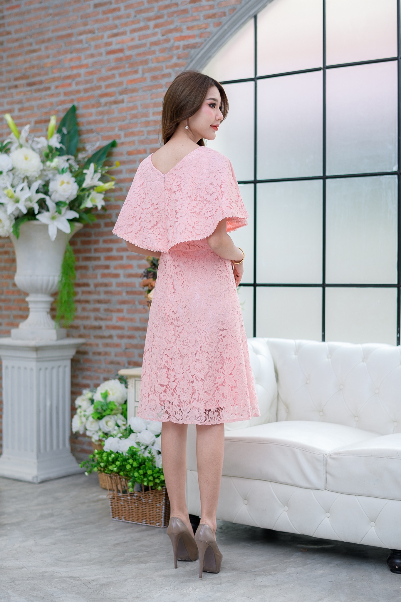 kudapy เดรสสั้นไปงานผ้าลูกไม้เนื้อนิ่มสีเขียว ,สีชมพูโอรส แต่งคลุมไหล่รอบตัวไปถึงด้านหลัง ด้านหน้าอกแต่งกระดุมตามแบบ