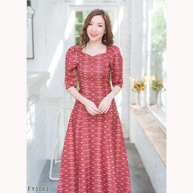 kudapy เดรสยาวผ้าไทยพิมพ์ลายสีแดง/สีชมพู/สีกรม คอเหลี่ยม หยักแขนตุ๊กตา ลายไทยทรงสวย