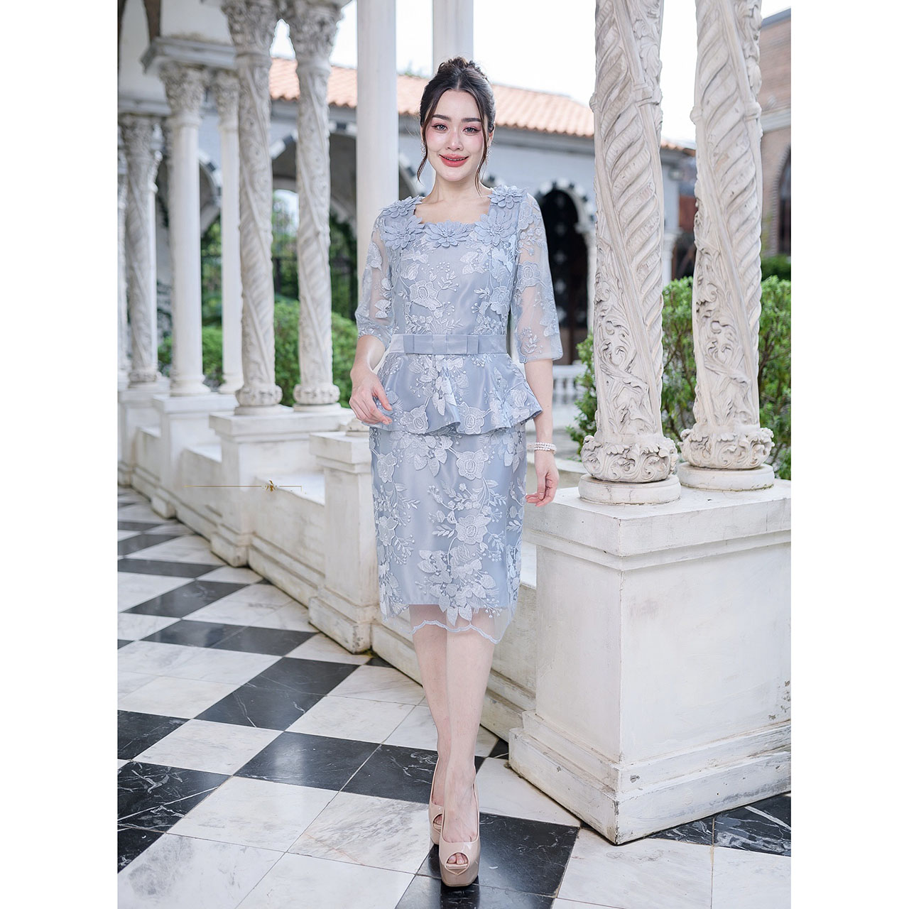 kudapy เดรสสั้นสีชมพูกลีบบัวอ่อน/สีเหลืองทองสีฟ้า คอเหลี่ยมที่แต่งดอกไม้รอบคอสวยสะดุดตา ช่วงเอวแต่งระบายติดเข็มเขัดโบว์ เป็นงานเย็บติดกับชุด