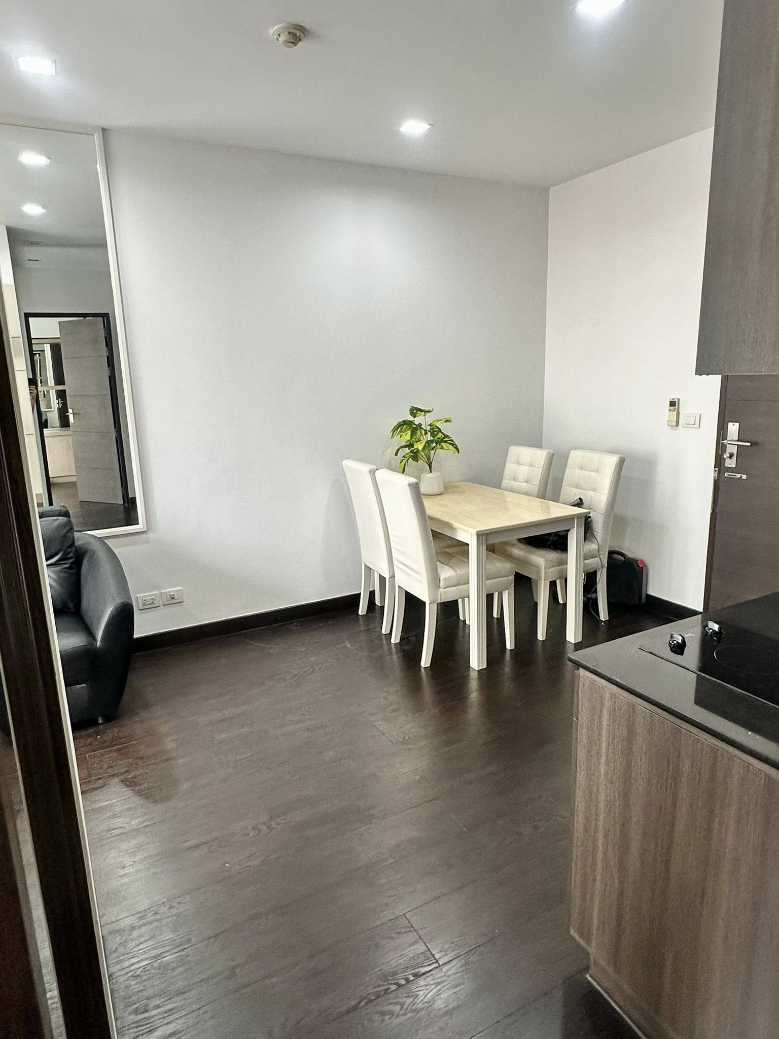 ให้เช่าคอนโด IDEO Q Phayathai (ไอดีโอ คิว พญาไท) High Rise โซนพื้นที่ BTS พญาไท ห้องแบบ 1ห้องนอน 1 ห้องทำงาน ( สามารถดัดแปลงเป็นห้องนอนได้) 1ห้องน้ำ ขนาดห้อง 50 ตรม. ชั้น 9