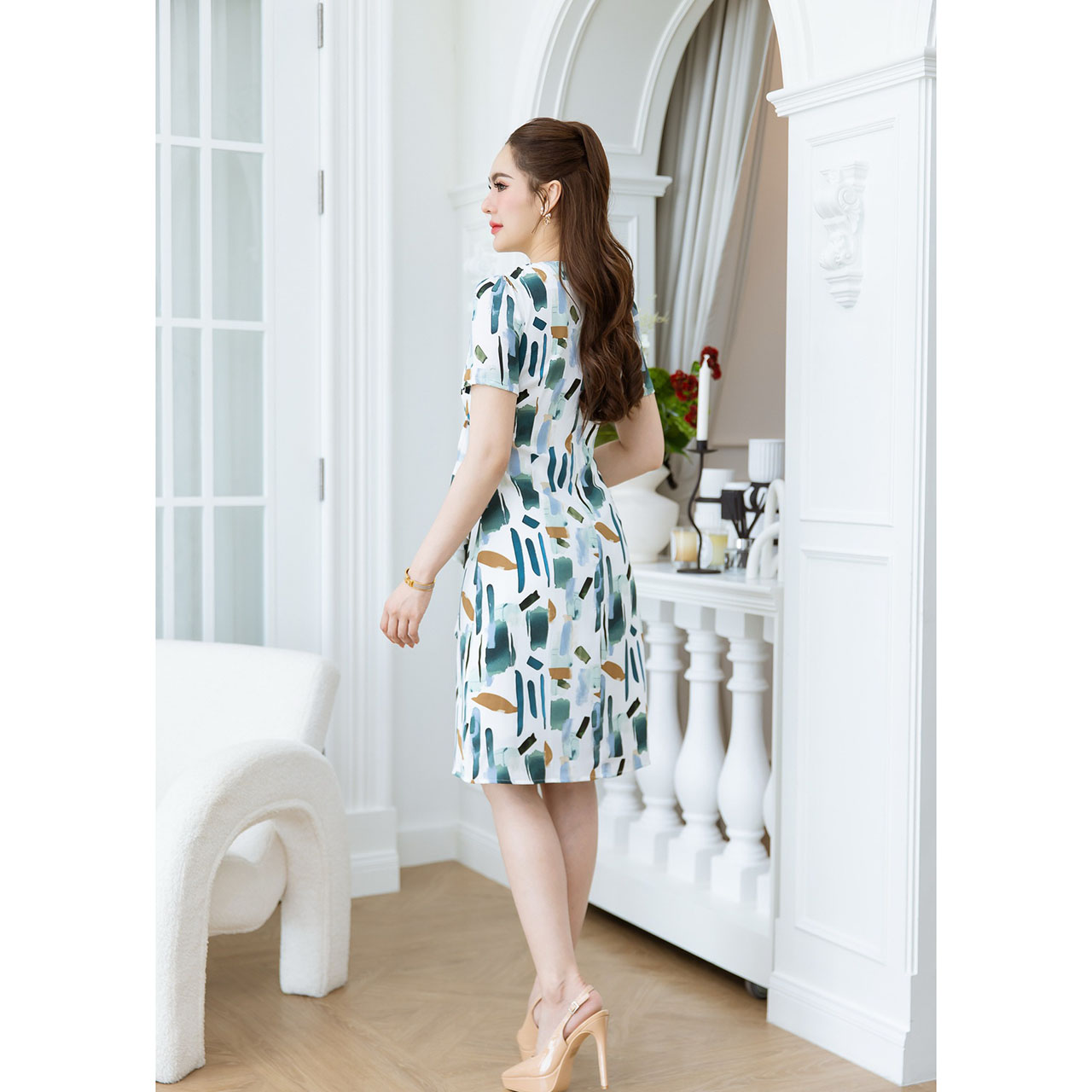 kudapy เดรสลายผ้ากราฟฟิก แพทเทิร์นเรียบแต่มีดีเทลระบายช่วงเอวยาวลงมา เป็นทรงเข้าเอว