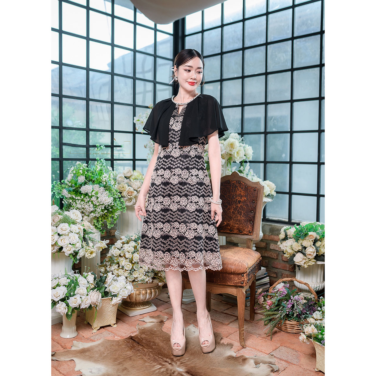 kudapy เดรสสั้นสีครีม/สีดำ ลูกไม้เนื้อนิ่มลายกุหลาบ เดรสทรงบานเล็กน้อยตีเกร็ดหน้าหลังเข้าทรง ช่วงไหล่แต่คลุมระบายด้วยผ้าชีฟอง พรางต้นแขนได้