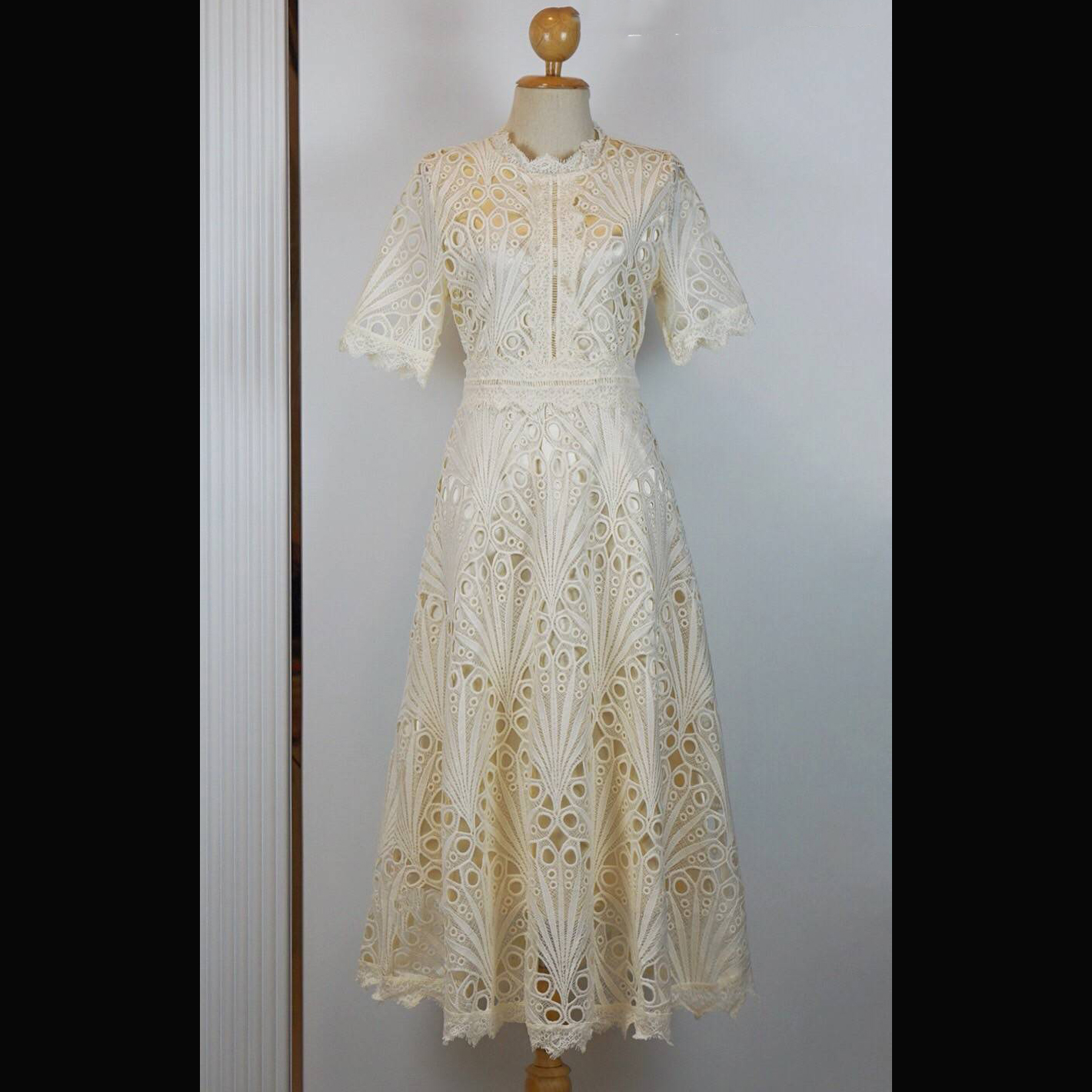 kudapy เดรสลูกไม้ยาว คอวี แขนสั้น ใช้ผ้าลูกไม้เนื้อดีขึ้นลายปักฉลุ ลายแน่นปักชัดลายสวย