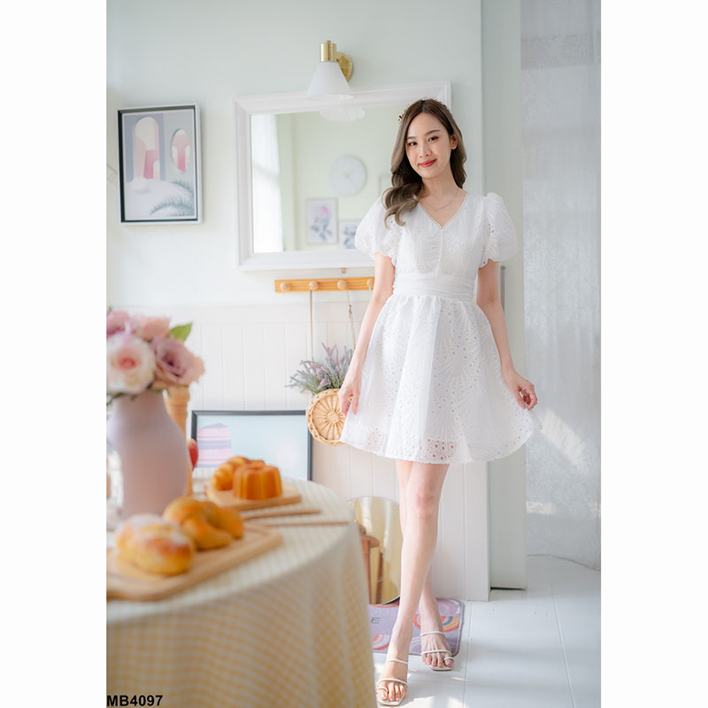 kudapy เดรสสั้นสีชมพู/สีขาว ผ้าลายดอกงานฉลุ แต่งโบว์น่ารักๆ งานซิปหลัง ใส่ง่าย ใส่สบาย ใส่ออกงานได้ลุคลูกคุณสุดๆ