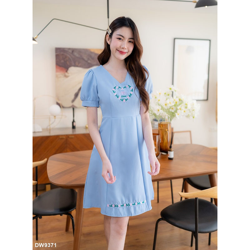 kudapy เดรสสั้นสีชมพู/สีเขียว/สีฟ้า คอวีผ้าพื้นอกหัวใจ