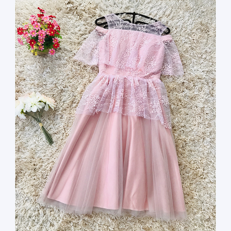 kudapy ชุดเดรสออกงานสีชมพูโอรส ตัวเสื้อผ้าลูกไม้ เปิดไหล่ ปิดต้นแขน