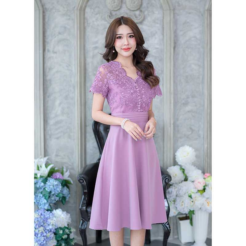 kudapy เดรสสีชมพูอ่อนหม่น/สีเขียวอมฟ้า/สีม่วง ดีไซน์แบบสวยดูแพงมาก เป็นการออกแบบผสมผสานผ้าลูกไม้ปักเงาเล่นเชิงผ้าช่วงคอและชายแขนเสื้อ