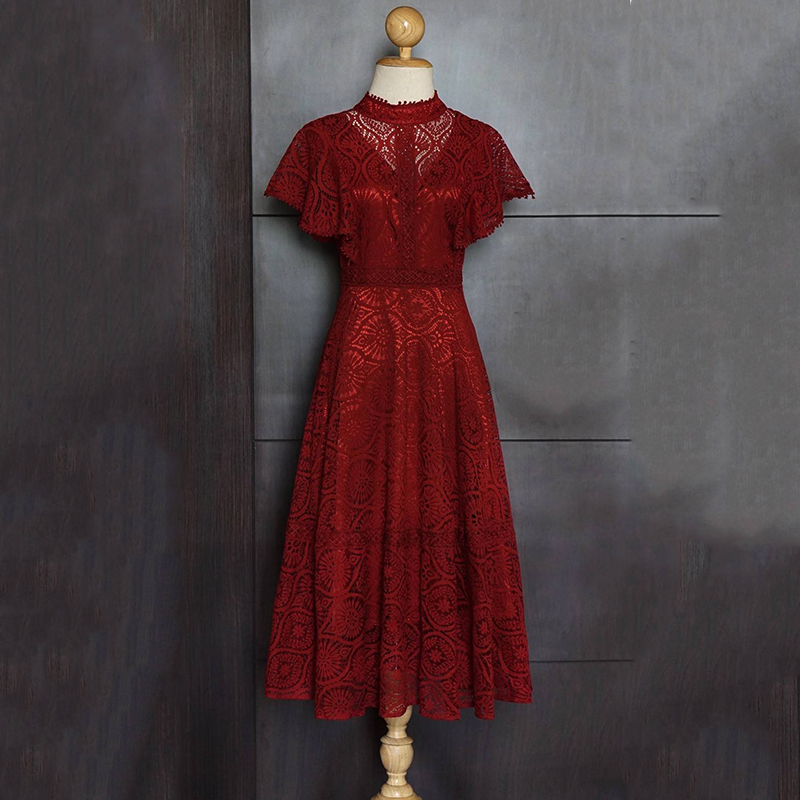 kudapy ชุดแม็กซี่เดรสยาวผ้าลูกไม้สีขาว/สีไวน์แดง เดรสคอตั้งแต่งระบายแขนทั้งสองข้าง ทรงระบายผ้าทิ้งตัวทรงสวยตามแบบ