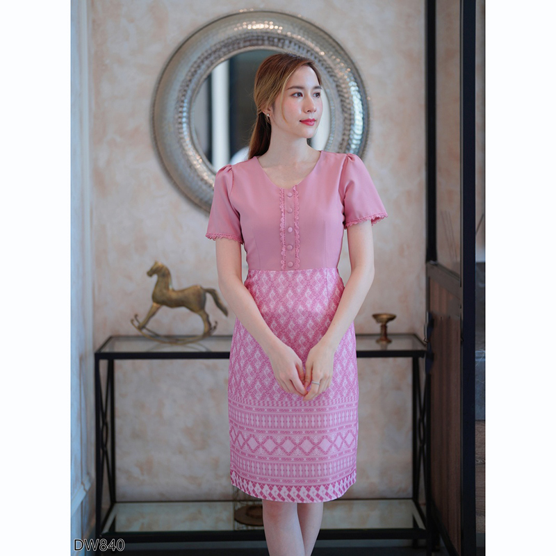 kudapy เดรสสั้นสีชมพู/สีเหลือง/สีเทา แต่งลูกไม้กระโปรงลายไทย