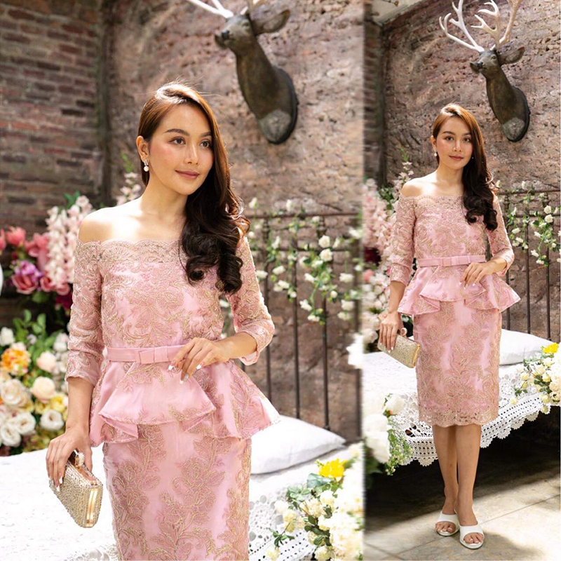 kudapy เดรสสั้นเปิดไหล่ ใส่ออกงาน สีชมพู/สีครีมทอง ตัดเย็บซ้อนกับผ้าลูกไม้เดินขอบด้ายทองทั้งตัว