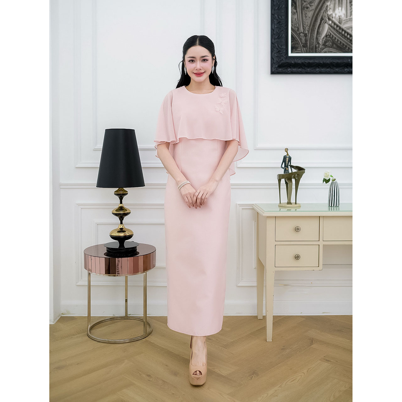 kudapy เดรสยาวออกงาน ผ้าไหมอัดกาวทั้งชุด คลุมไหล่พรางแขน แต่งผีเสื้อเรียงตัวเล็กๆช่วงไหล่