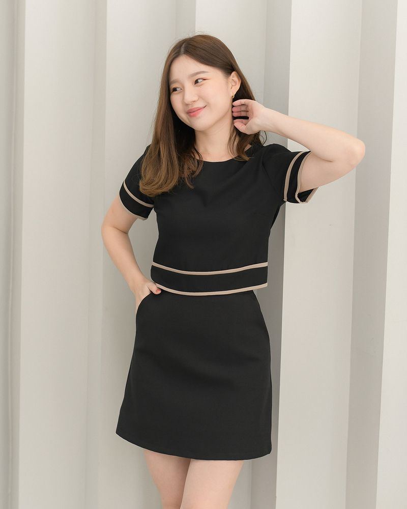 kudapy เสื้อคอกลมแขนสั้น ทรงสวยเข้ารูปเอวนิดๆ กุ๊นขอบสองชั้นที่แขนและเอว มีซิปหลัง (เฉพาะเสื้อ)