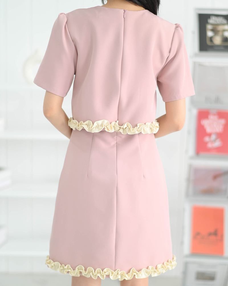 kudapy เดรสแขนสั้นคอกลม แต่งรูดระบายชายเสื้อและกระโปรง รูดยกไหล่พองเบาๆ ผ้าเนื้อหนานุ่มมีน้ำหนักทิ้งตัวสวย