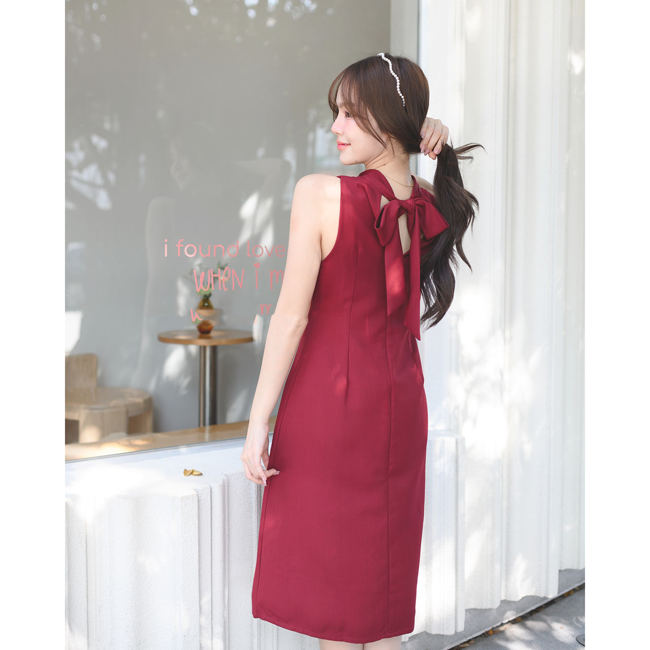 kudapy เดรสสั้นสีโอวัลติน/สีกรม/สีชมพู/สีแดง ช่วงเสื้อเป็นแขนกุดคอปีน สายผูกคอเป็นโบว์ด้านหลังต่อด้วยกะโปรงทรงเอพริ้วๆ ช่วงเอวจับจีบเล็กๆ