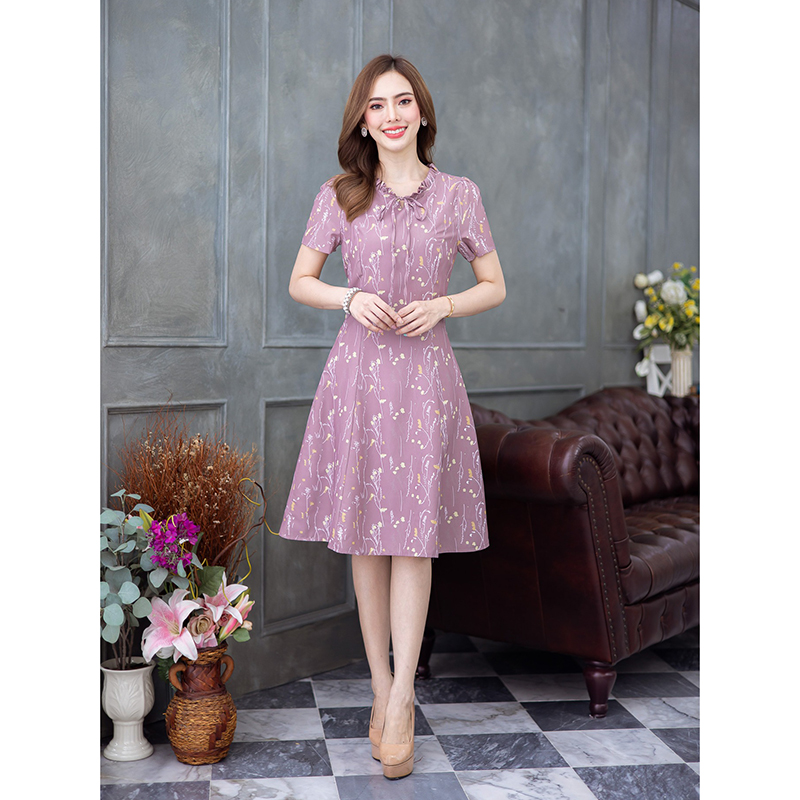 kudapy เดรสสั้นสีครีม/สีกะปิ พิมพ์ลายดอก ทรงสวยใส่ได้ทุกวัน เนื้อสัมผัสผ้าดีมากนุ่มลื่น ดีเทลจับจับช่วงคอผูกโบว์