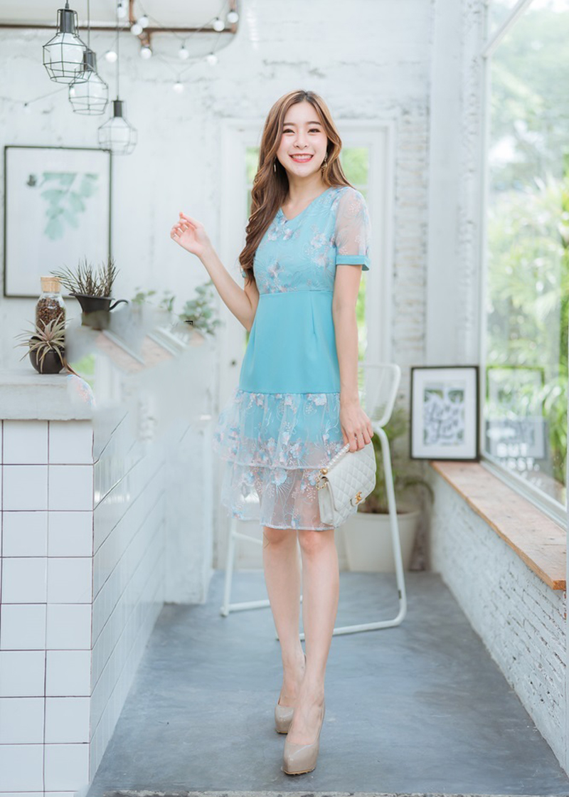 เดรสสั้นคอวีสีฟ้า แต่งชายกระดปรงด้วยผ้าแก้วเป็นระบาย 2 ชั้น