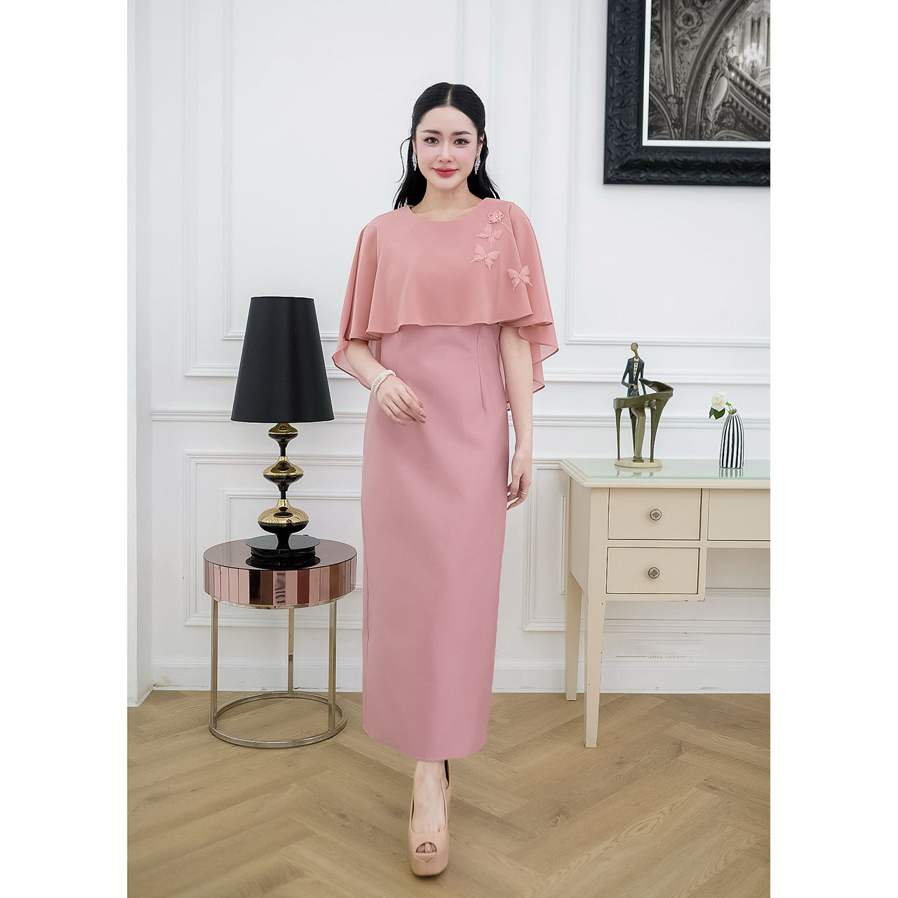 kudapy เดรสยาวออกงาน ผ้าไหมอัดกาวทั้งชุด คลุมไหล่พรางแขน แต่งผีเสื้อเรียงตัวเล็กๆช่วงไหล่