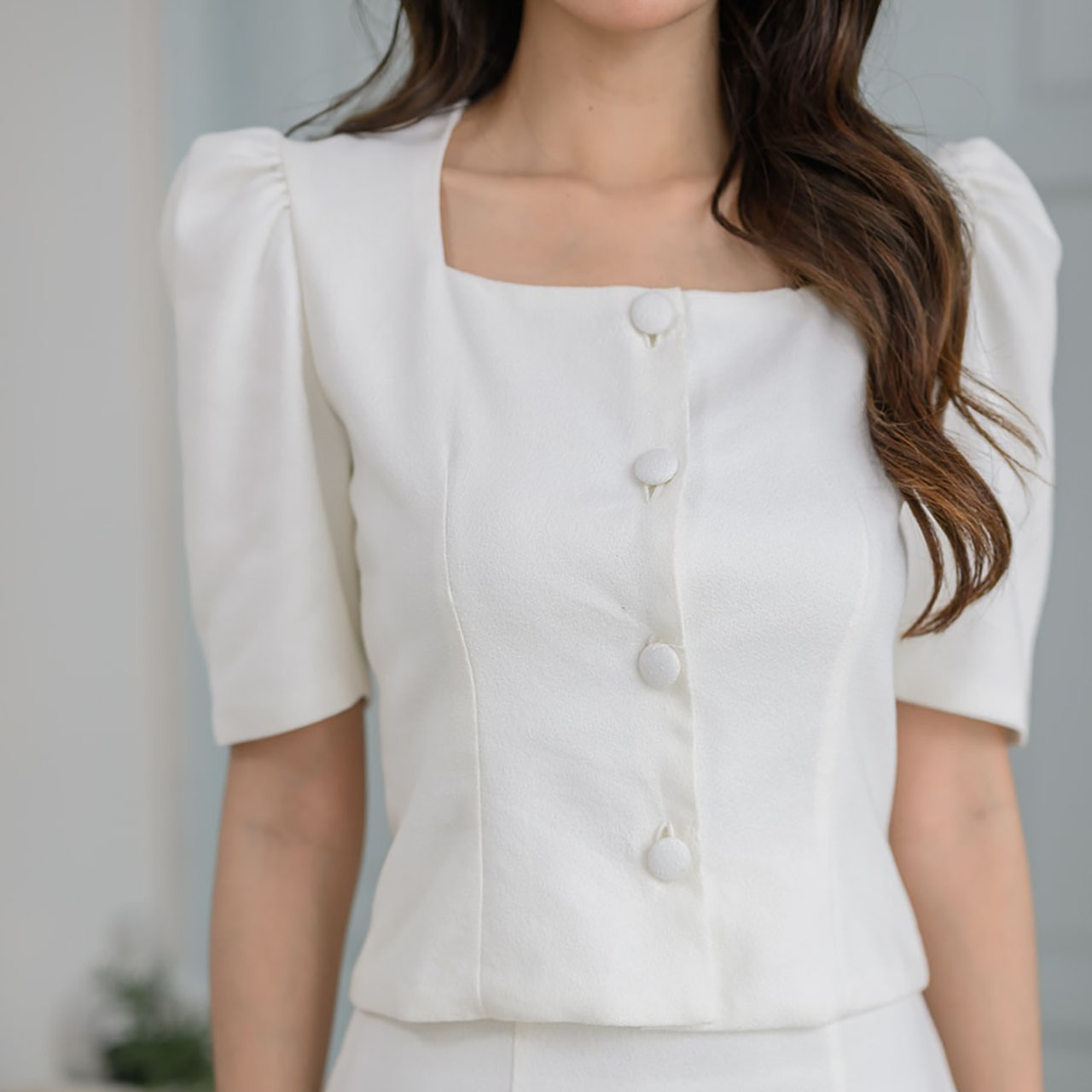 kudapy ชุดเซ็ทสีขาวไข่มุก เนื้อผ้า "fleece tweet" เสื้อแขนสั้นจับจีบหัวแขน คอเหลี่ยมกระดุมหน้าใช้ได้จริง กระโปรงผ่าหลัง