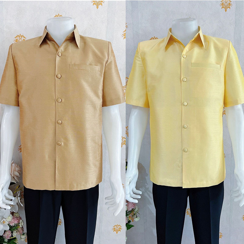 kudapy เสื้อผ้าไหมคอปก สีน้ำตาล,สีทอง เสื้อผ้าไทยผู้ชาย ผ่าหน้า แขนสั้น มีกระเป๋าด้านซ้ายบน (อัดผ้ากาว มีฟองน้ำเสริมไหล่)