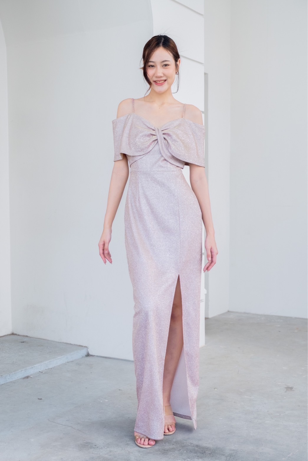 kudapy เดรสยาว ผ้าดัชเชสอัดกาว เปิดบ่าจับบิดทวิชไขว้อก มีสายคล้องบ่า กระโปรงทรงสอบ ผ่าหน้าขา sexy