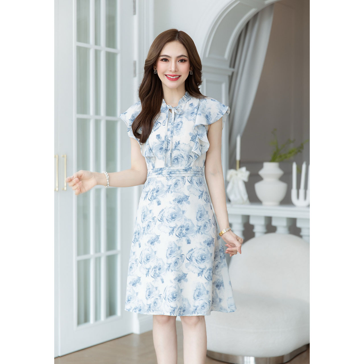 kudapy เดรสสั้นสีครีม/สีฟ้า แขนปีกคอโบว์ ผ้าลายสวยเป็นโทนพาสเทลคลาสสิค มีดีเทลตีเกล็ดขอบเอว เป็นซิปหลัง มีซับใน