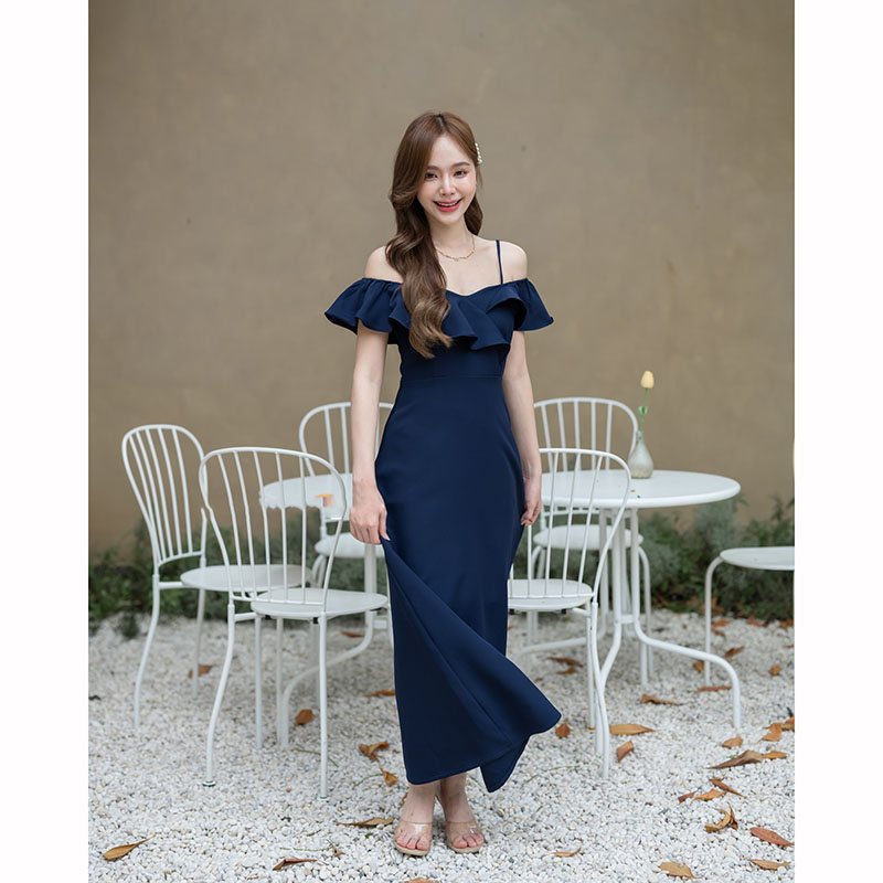 kudapy เดรสยาวสีชมพู/สีกรม/สีครีม/สีเขียวมัทฉะ เป็นแบบเปิดไหล่ มีสายเดี่ยวเส้นเล็กไว้ให้คล้องบ่าคล้องใจ อัพความสวีทด้วยงานแต่งระบาย เป็นทรงกระโปรงทรงเอ