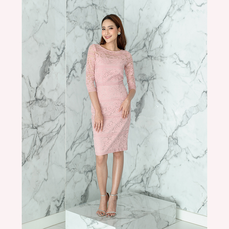 kudapy เดรสสั้นสีเขียว/สีชมพู/สีดำ ผ้าลูกไม้ลายดอกไม้สลับลายขวาง คอปาด แขนสี่ส่วน กระโปรงเข้ารูปทรงสอบ สวยแพงคลาสสิคสุดๆ