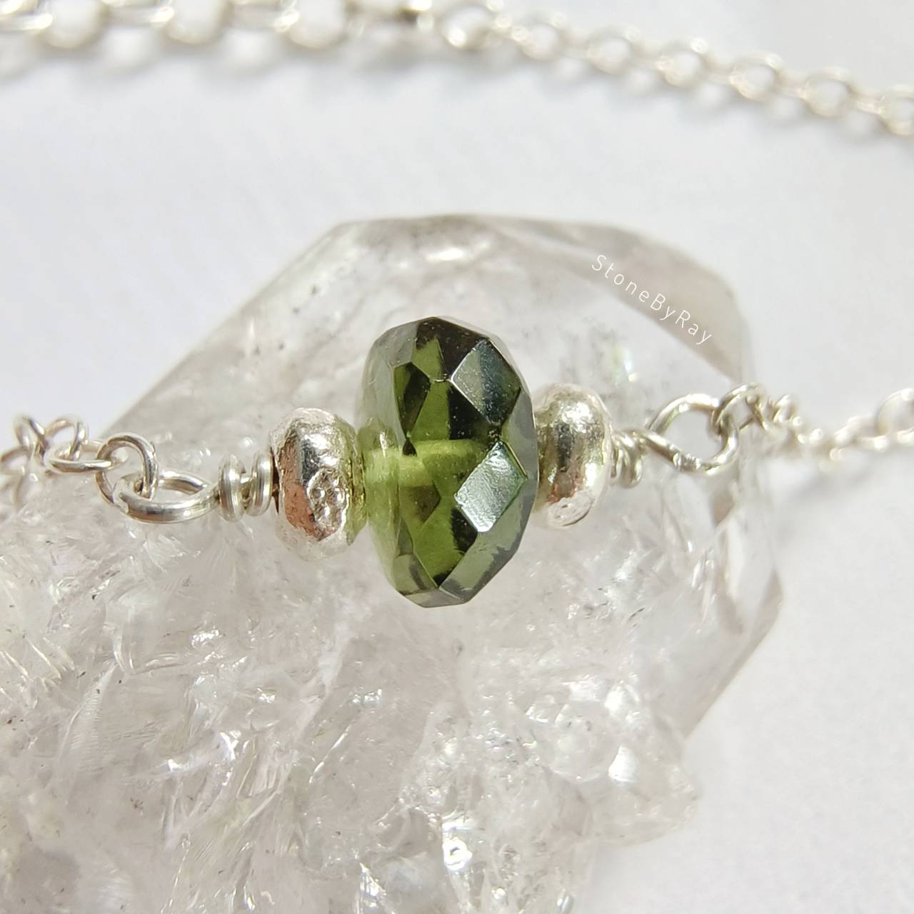 สร้อยข้อมือเงินสะเก็ดดาวโมดาไวต์ Moldavite